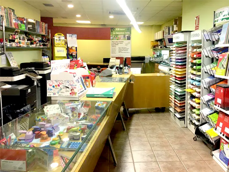 tienda copysur en nueva andalucía. copistería, pepeleria y material de oficina. papelería bonita para regalos